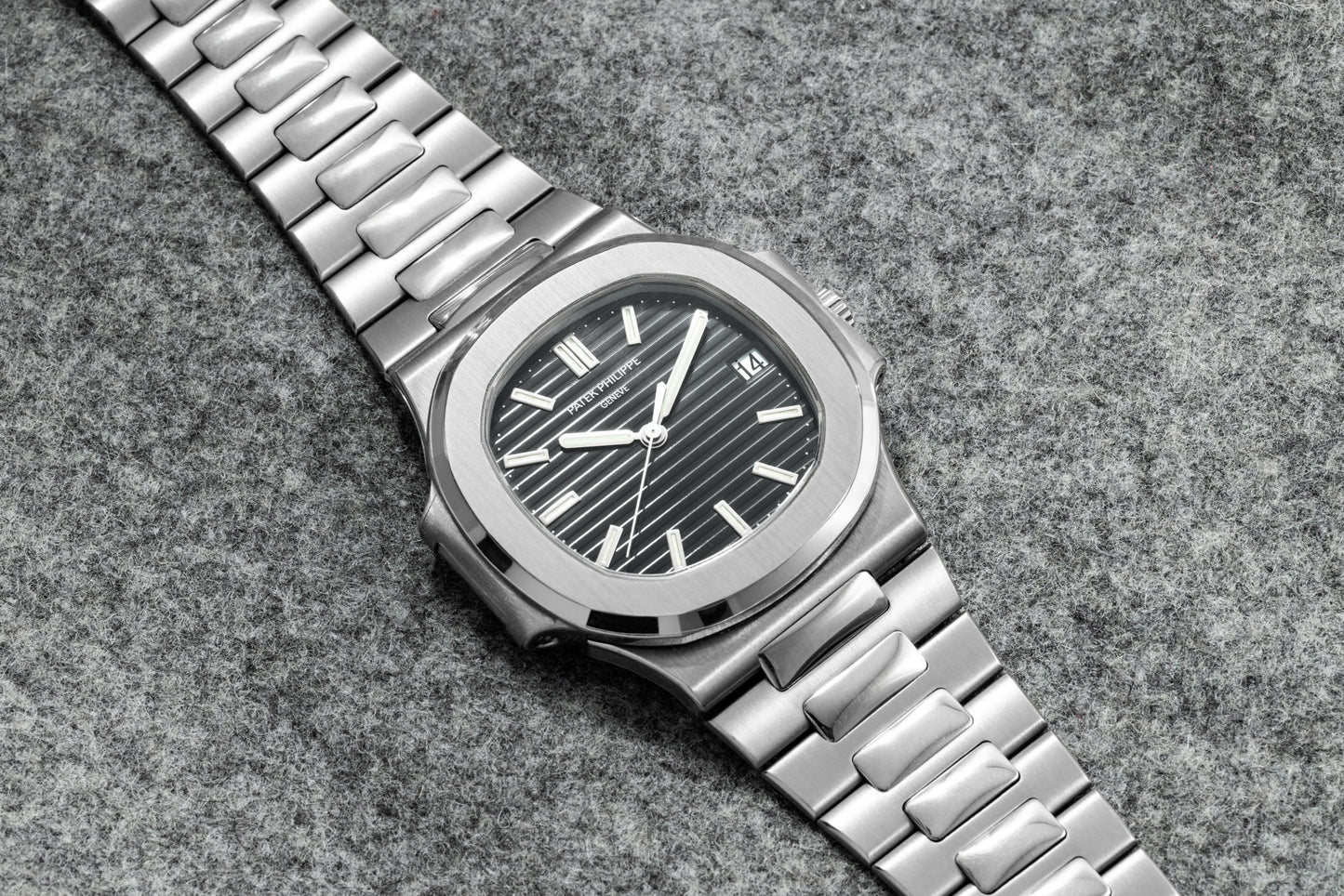 Patek Philippe Silver & Black Luxury Men’s Wristwatch – Classic Two-Tone Elegance